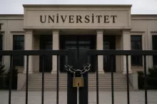 Qapısına qıfıl vurulan  universitetlər - Niyə fəaliyyətləri dayandırılıb? 