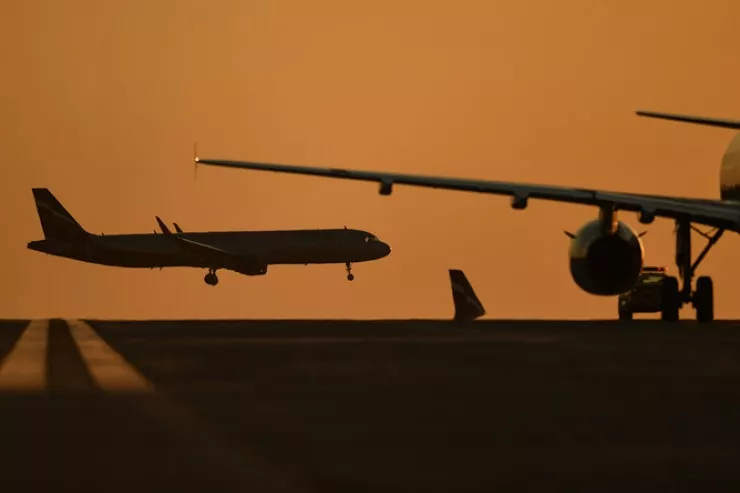 İran dronları Küveyt aeroportunu  vurdu, yaralılar var