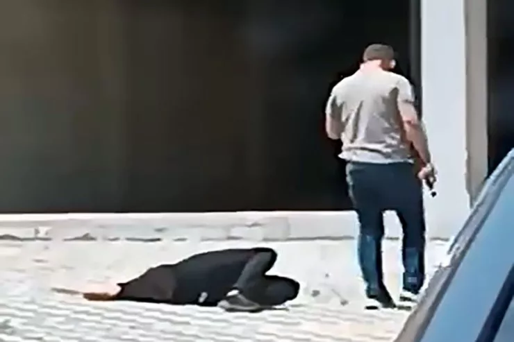 Keçmiş polis küçədə oğlunu öldürdü - Pul üstündə 
