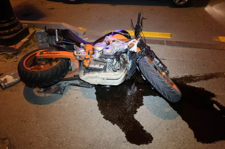 Bakıda "Qazel" motosikletlə toqquşdu: ölən var 