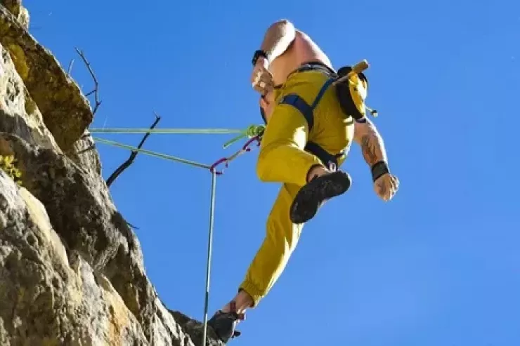 Yəmənli alpinist vulkan kraterinə  yıxılaraq öldü