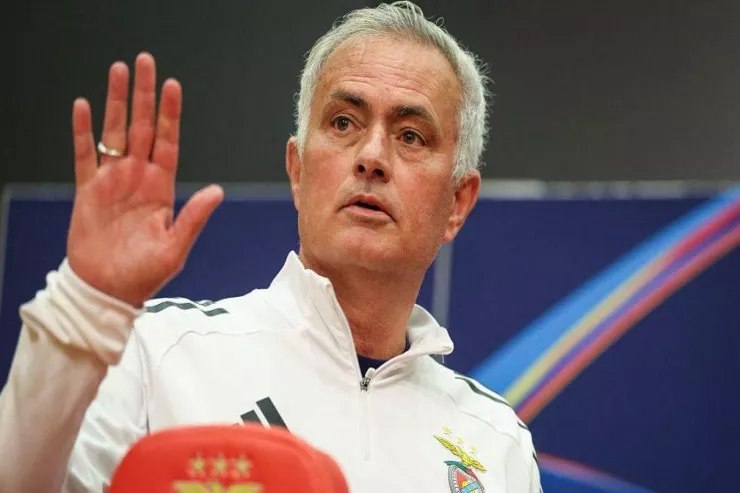 Mourinyonun ilk TRANSFERİ:  çepion müdafiəçi ilə müqavilə imzalandı