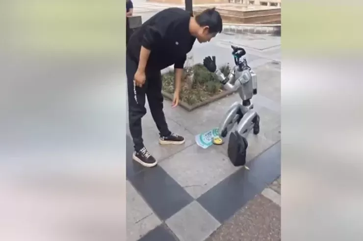 Çində dilənən robotlar gündəm oldu -VİDEO 