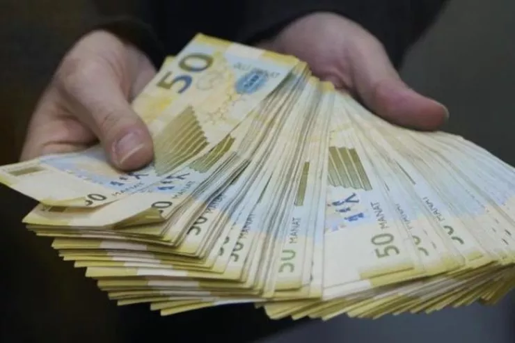 İşlədiyi mağazadan 10 min pul  oğurladı