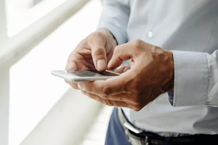 Smartfonlar məmurlara qadağan olundu:  görsələr, sındıracaqlar 