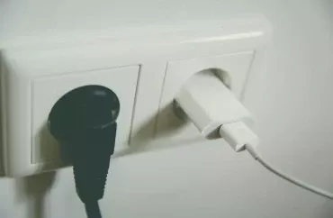 Şarj cihazı daim qoşulu olarsa, nə baş verir? 