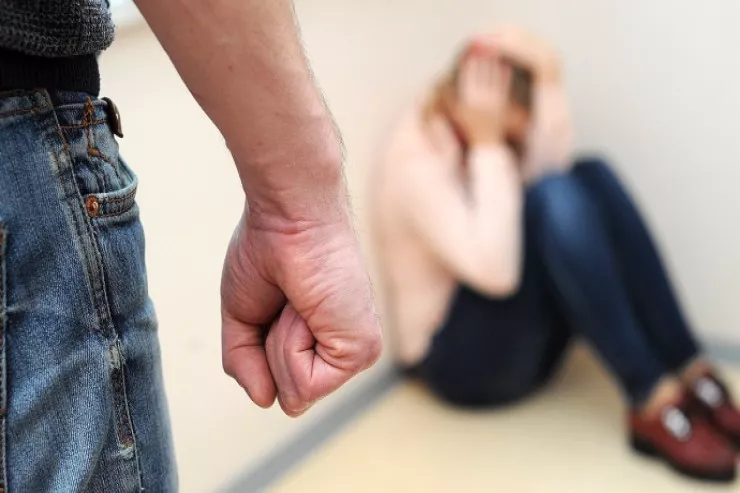 Bakıda kişi telefona görə  sevgilisini vəhşicəsinə   döydü