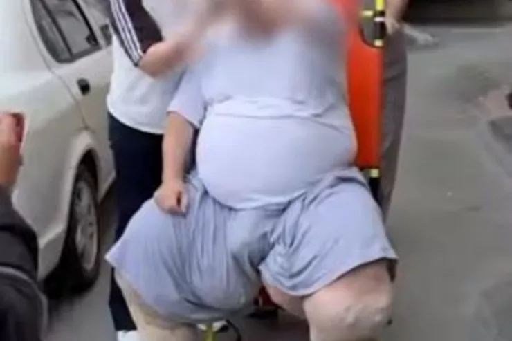 Bakıda 330 kilo  çəkisi olan kişi evdən belə çıxarıldı -  ŞOK VİDEO 
