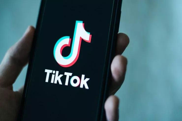"Tiktok"da canlı yayımda  söyüş söydü, saxlanıldı 