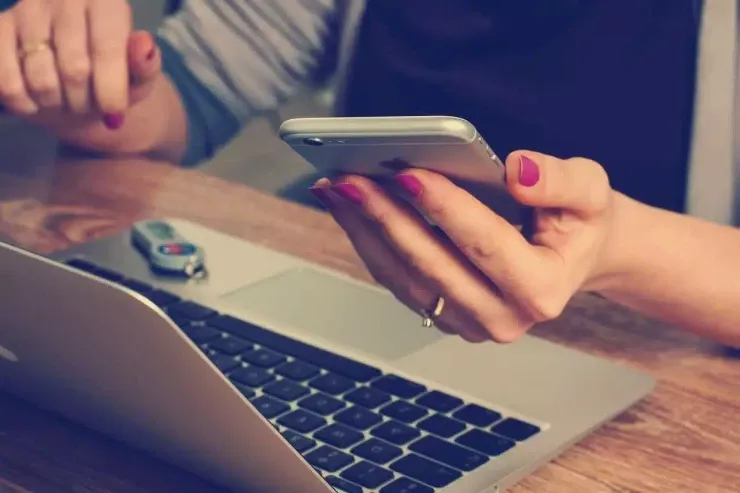 Smartfon istifadə olunmadığı halda belə qızır: SƏBƏB 