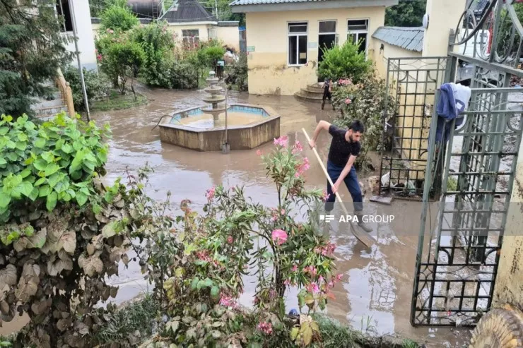 Qəbələdə güclü leysandan sonra sel gəlib,  yollara palçıq yığılıb -FOTOLENT 
