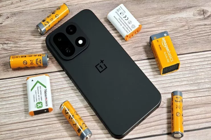 Bazarda ən yaxşı batareya ömrü olan  smartfon: iPhone 17 Pro Max-ı məhv etdi 