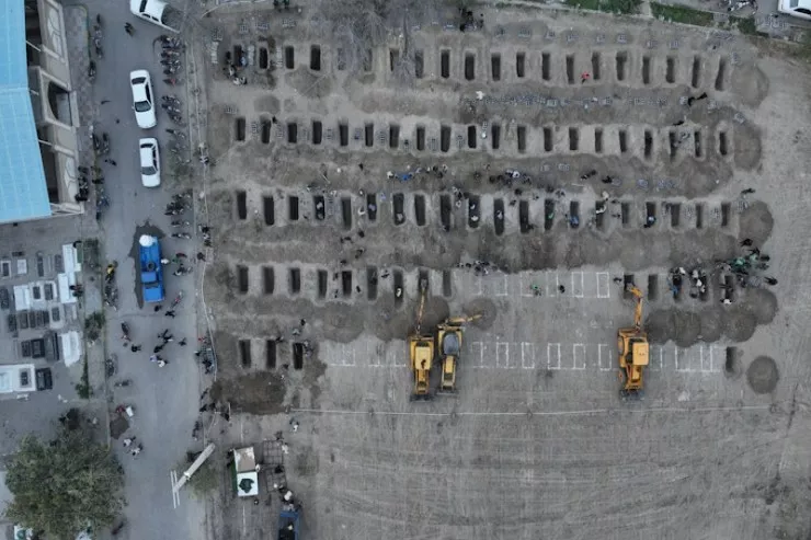 İranın Minab şəhərində məktəbə edilən hücum nəticəsində həlak olan qurbanlar üçün qəbirlər hazırlanır. 2 mart 2026. İran Xarici Media Departamenti / WANA (Qərbi Asiya Xəbər Agentliyi) / REUTERS vasitəsilə yayımlanmış foto.