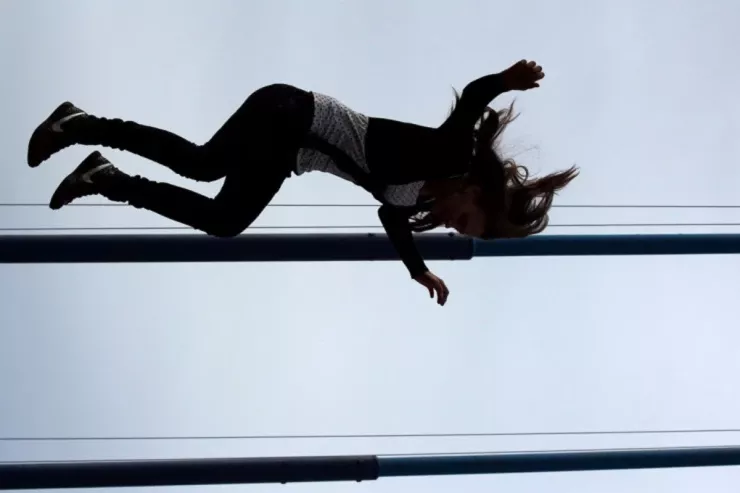 Mingəçevirdə DƏHŞƏT:   5-ci mərtəbədən yıxılan qız SAĞ QALDI 