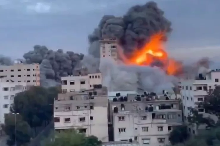 ABŞ İranı şiddətli şəkildə vurur: Bina belə çökdü - VİDEO 