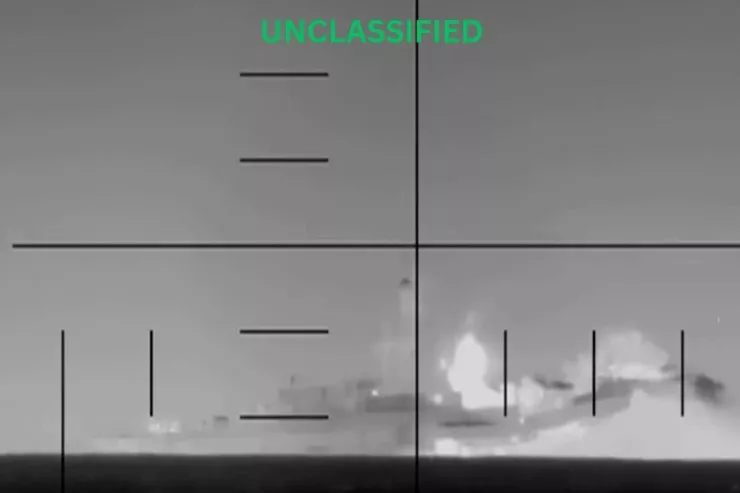 ABŞ İranın dron daşıyan  gəmisini vurub yandırdı