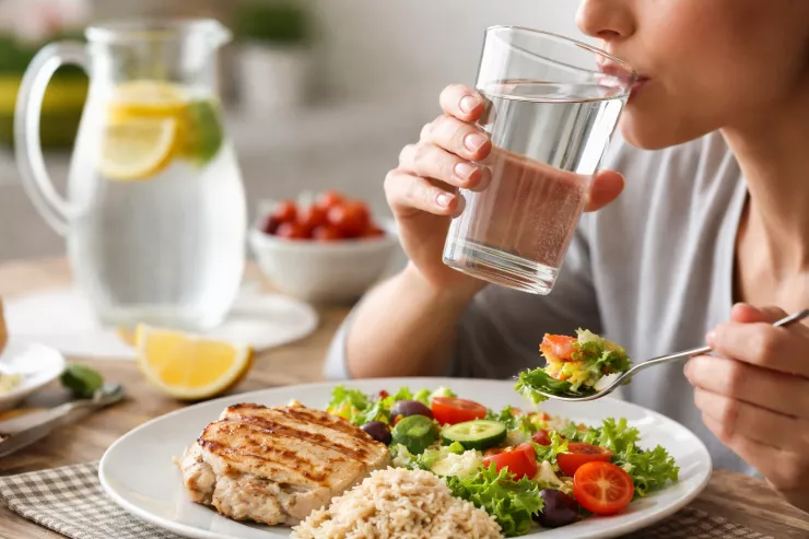 Yemək zamanı su içsəniz nə baş verər? - dietoloqlardan məsləhət 