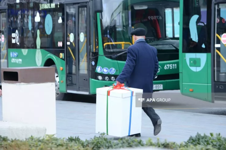 Evə tələsən kişi:   Bakıda 8 Mart həyəcanı - FOTOLENT 