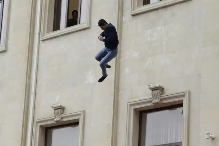 Xaçmaz xəstəxanasında DƏHŞƏT:  kişi binadan yıxılıb öldü