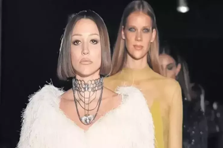 Türkiyəli müğənni podyuma çıxdı , diqqət mərkəzinə düşdü