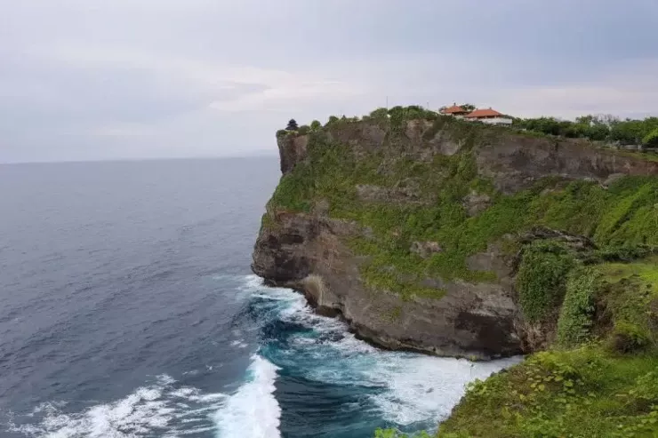 Üç ölkəyə aid olan ada   - Necə bölünür? 