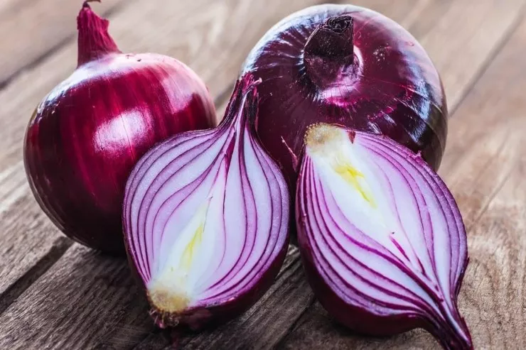 Nə qədər çiy soğan yemək  olar? -Qastroenteroloqdan XƏBƏRDARLIQ 