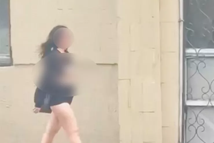 Bakıda yarıçılpaq gəzən  qız xəstəxanaya yerləşdirildi