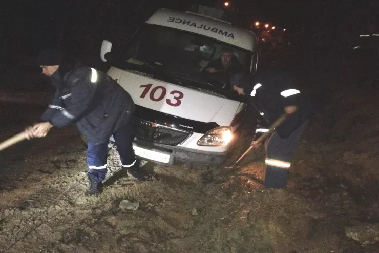 Dəfn üçün evə aparılan qadın maşın çuxura düşəndən sonra  dirildi