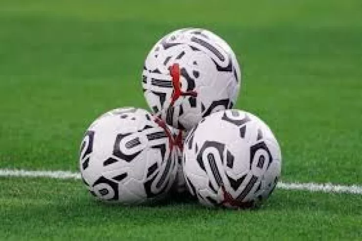 Raket zərbəsi futbolu dayandırdı,  qələbə ev sahibinə verildi