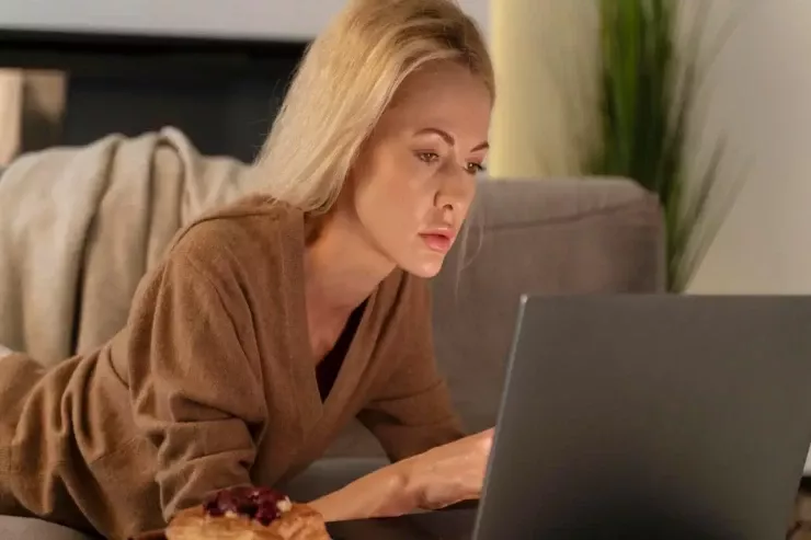 Rəqəmsal qocalma  - smartfon və kompüterlər dərinin vəziyyətinə necə təsir edir?