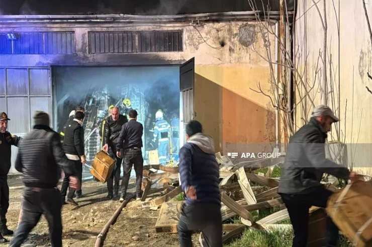 Sahibkarlar mallarını yanğın baş verən ərazidən çıxarır-VİDEO -YENİLƏNİB 