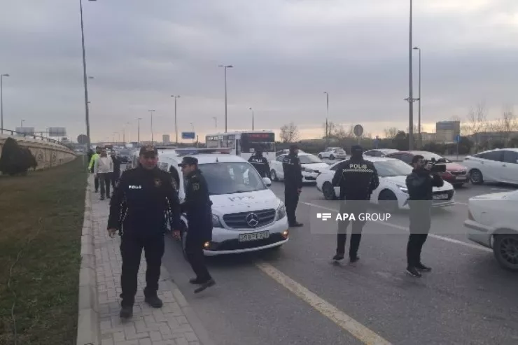 Koroğluda avtomobil yolu keçmək istəyən piyadanı vurub öldürdü 