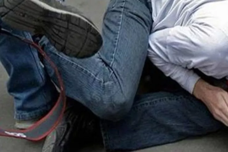 Türkiyədə dəhşətli hadisə:  azərbaycanlı gənci döyüb eyvandan atdılar 