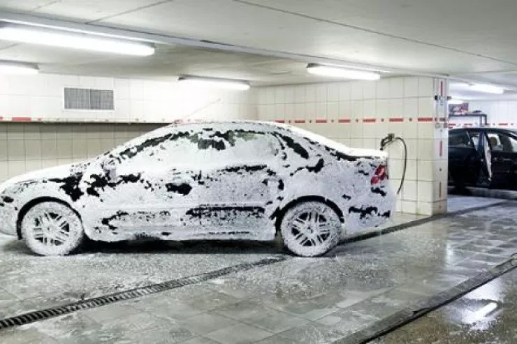 Bakıda "moyka"dan  maşın qaçırdılar