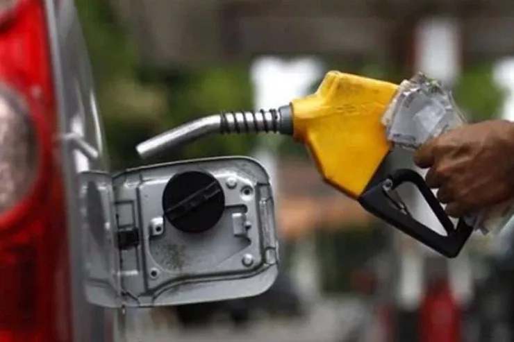 Bir ölkədə benzin  maşınların  nömrə nişanına görə   satılacaq