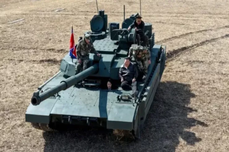 Kim Çen In və qızı tank sürdü 