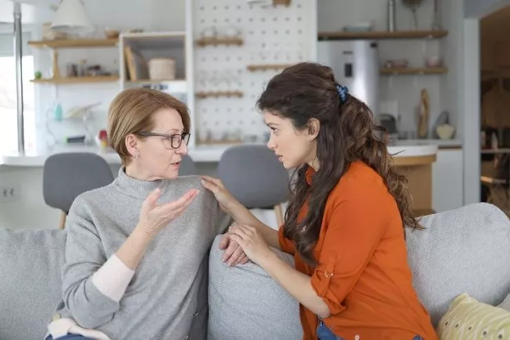 Qayınanaların NƏZƏRİNƏ:  gəlininizin sizə gizli nifrət etdiyini  göstərən 7 ifadə 