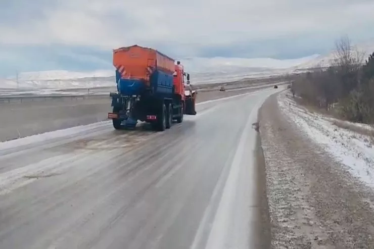 Qobustanda qəza yolu bağladı 