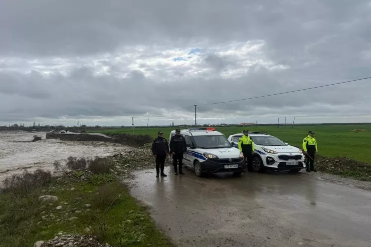 Sel Ağsuda yolu dağıtdı 