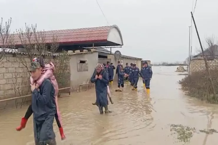 Xaçmazda evləri su basdı, 22 nəfər  təxliyə olundu - VİDEO 