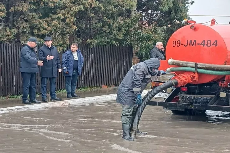 Bakıda icra başçıları  su basan ərazilərə gəldi