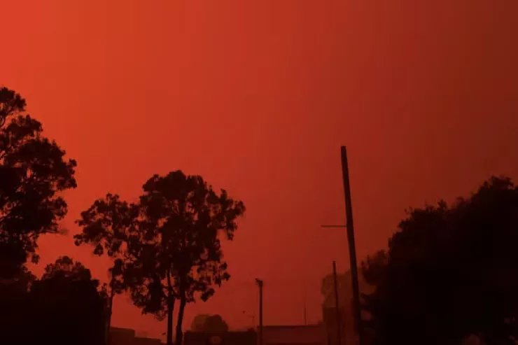 Bir ölkənin səması qan kimi qırmızı   oldu - ŞOK VİDEO 