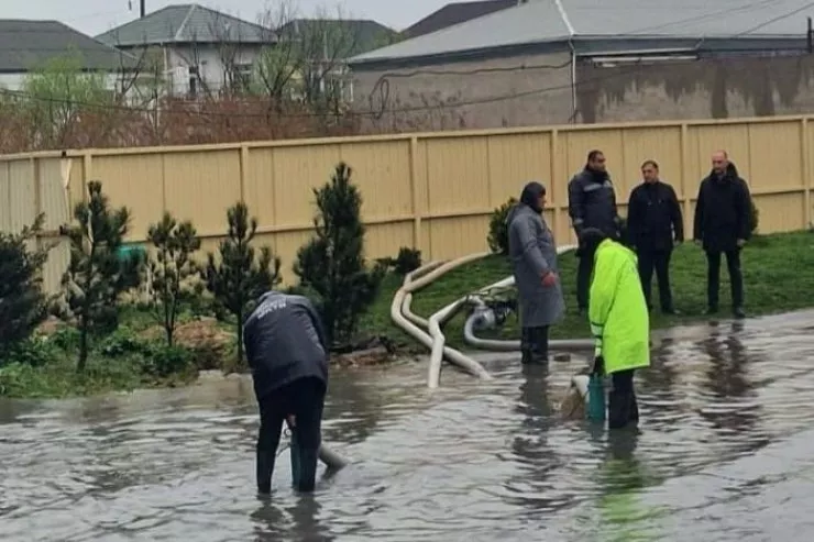 Eldar Əzizovun müavini su basan yerlərə gedib tapşırıqlar verdi - VİDEO 