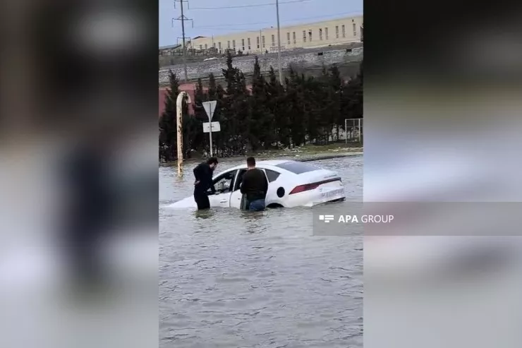Bakı–Sumqayıt yolunda avtomobili yağışdan yaranan gölməçəyə düşdü-VİDEO -YENİLƏNİB 