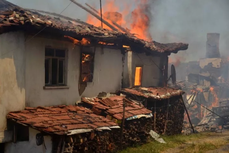 Qəbələdə yaşayış evi  yandı