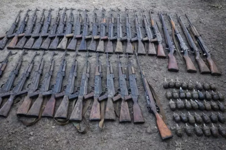 Avtomatlar, qumbaralar, xeyli parton - Polis silah-sursat yığdı 