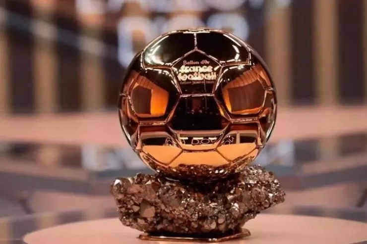 "Qızıl top"un qalmqallı qalibi  hər gün şərab içir 