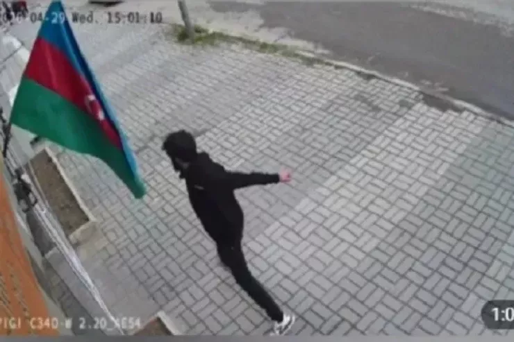 Bayrağa hörmətsizlik edənlə bağlı araşdırma başlandı - VİDEO 