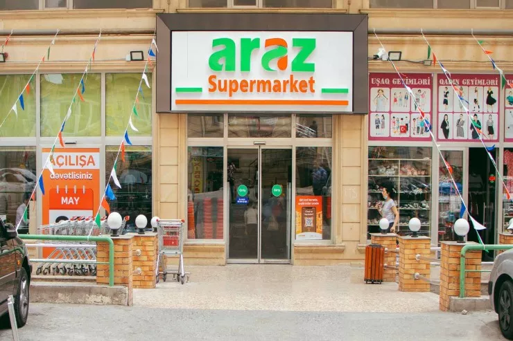 "Araz"da İNSİDENT:  müştəri kassiri döydü 
