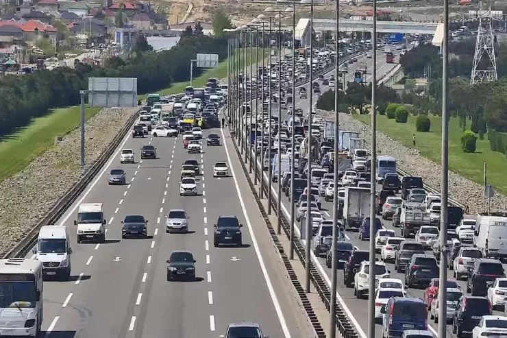 Aeroport yolunda  qəza sıxlıq yaratdı